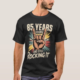 Camiseta 85 Anos Jovem e Ainda Fazendo Rock 85º Aniversário