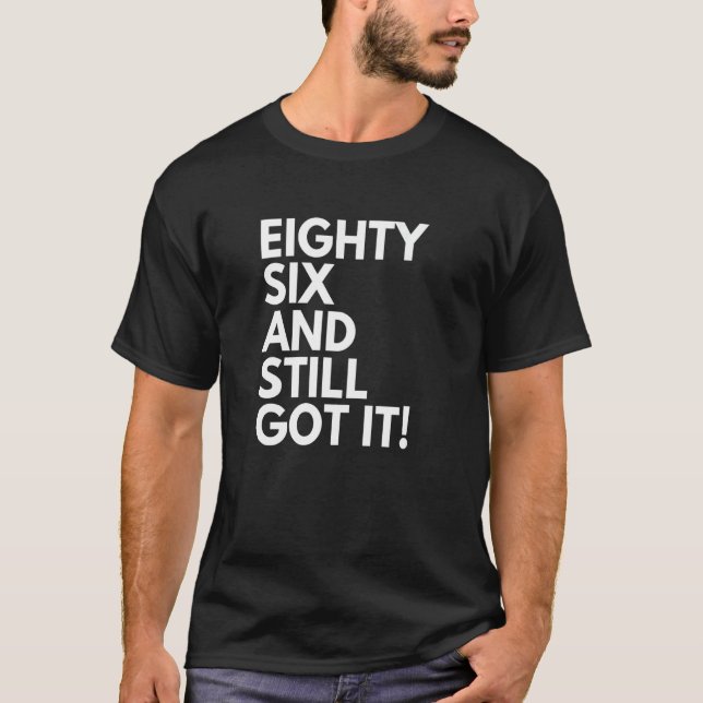 Camiseta 86 anos de idade e ainda tem oitenta e seis e oite (Frente)