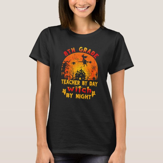 Camiseta 8th Grade Teacher By Day Witch By Night Costume Ha (Frente)