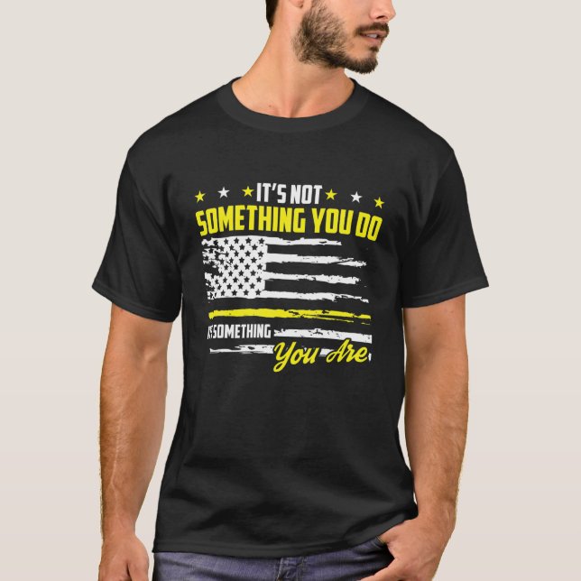 Camiseta 911 American Flag Dispatch-er USA Thin Dourado Lin (Frente)