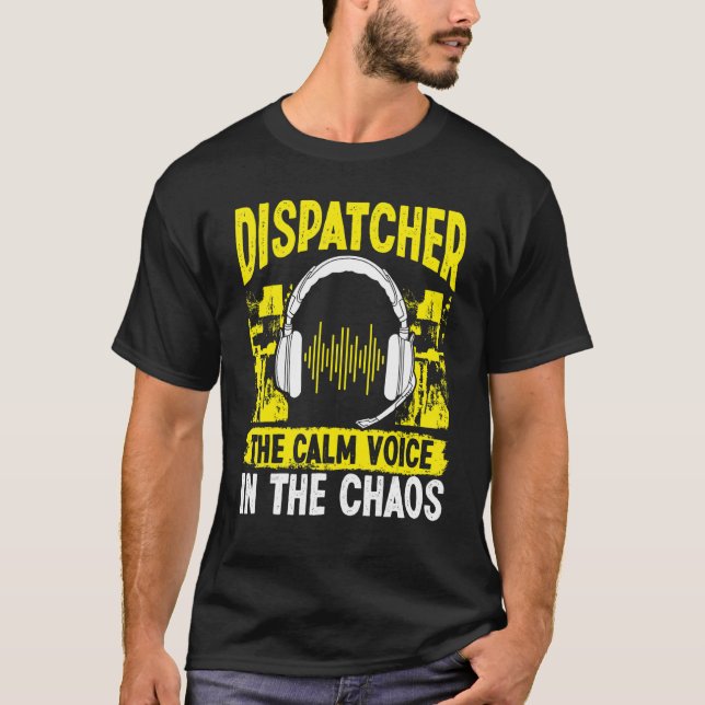 Camiseta 911 Fogo e Polícia Dispatcher Voz Calma no Caos (Frente)