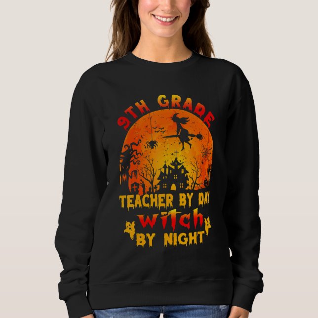 Camiseta 9th Grade Teacher By Day Witch By Night Costume Ha (Frente)