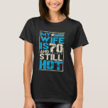 Camiseta A 70 Birthday Wife tem 70 anos quentes e setenta a<br><div class="desc">A 70 Birthday Wife tem 70 anos ainda quentes e setenta anos</div>