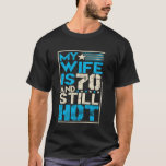 Camiseta A 70 Birthday Wife tem 70 anos quentes e setenta a<br><div class="desc">A 70 Birthday Wife tem 70 anos ainda quentes e setenta anos</div>