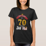 Camiseta A 70 Birthday Wife tem 70 anos quentes e setenta a<br><div class="desc">A 70 Birthday Wife tem 70 anos ainda quentes e setenta anos</div>