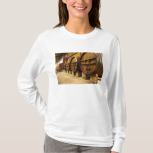 Camiseta A adega da vinícola com grandes barris de madeira 
