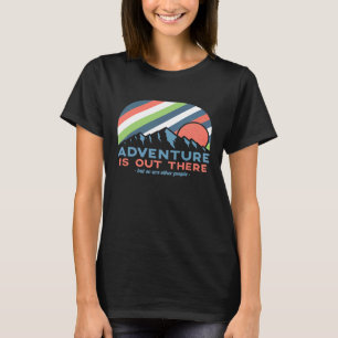 Camiseta A Adventure Está Lá Fora Acampando Engraçado