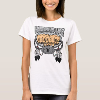 Camiseta A água ereta da rocha é punhos da vida