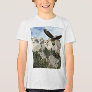 Camiseta A Águia Poderosa voa com um porco irritante.