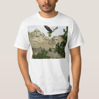 Camiseta A Águia Poderosa voa com um porco irritante.
