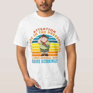 CAMISETA A ATENÇÃO U ESTÁ PRESENTE EM MENINOS MUITO ESPECIA