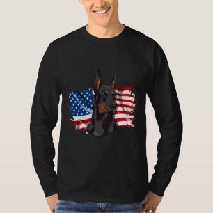 Camiseta A Bandeira Americana Com Um Orgulhoso Doberman Pat