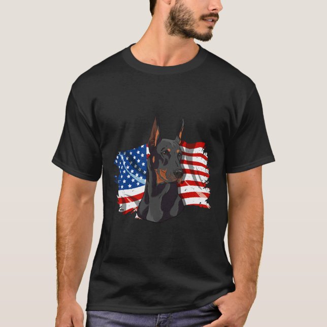 Camiseta A Bandeira Americana Com Um Orgulhoso Doberman Pat (Frente)