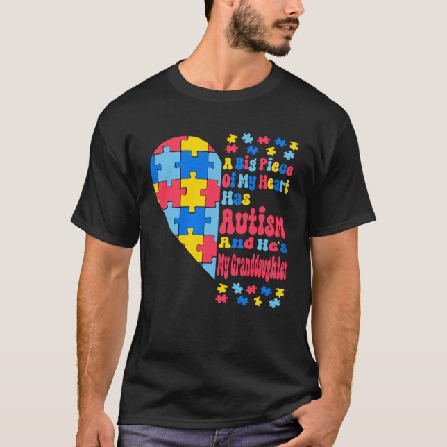 Camiseta A Big Piece Of My Heart Has Autism And He s My Gra (Frente)