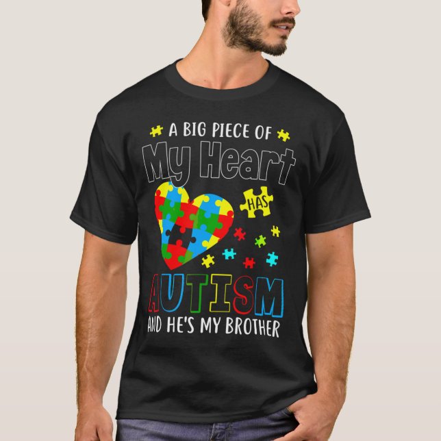 Camiseta A Big Piece Of My Heart Has Autism And Hes Brother (Frente)