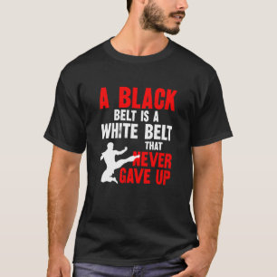 Camiseta A Black Belt Is A White Belt That Never Gave Up Ka