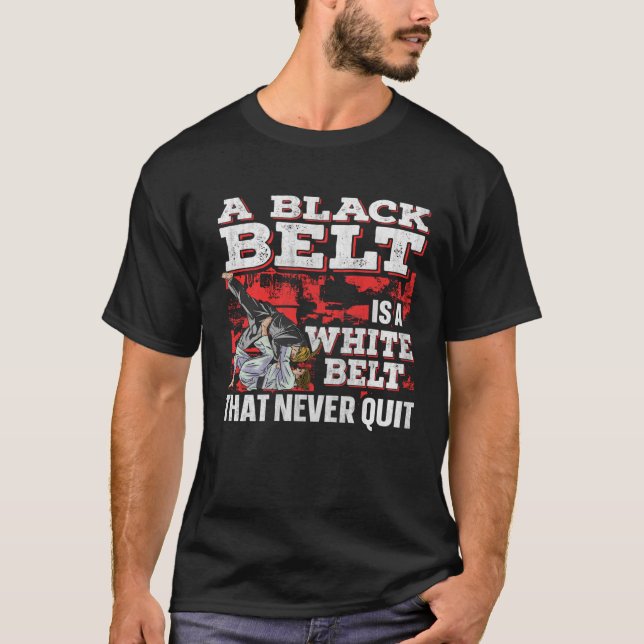 Camiseta A Black Belt Is A White Belt That Never Quit Jiu J (Frente)