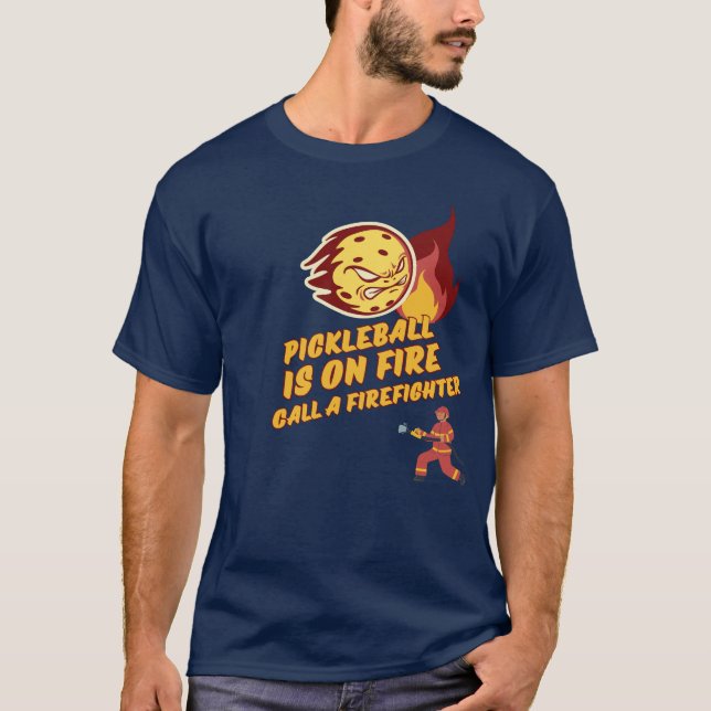 Camiseta A bola de picleball está a arder - chame um bombei (Frente)