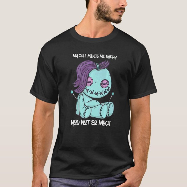 Camiseta A Boneca Voodoo Me Faz Bonecas Góticos Felizes (Frente)