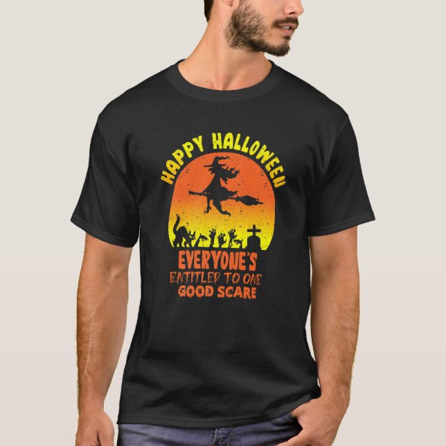 Camiseta A Bruxa Assustadora De Uma Vassoura Voadora Está V (Frente)