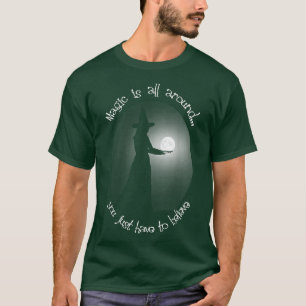 Camiseta A Bruxa Segurando a Lua Magia está por aí