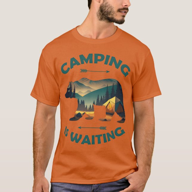 Camiseta A Campismo Está Esperando Urso Engraçado Presente  (Frente)