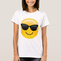 A cara de sorriso com óculos de sol refrigera