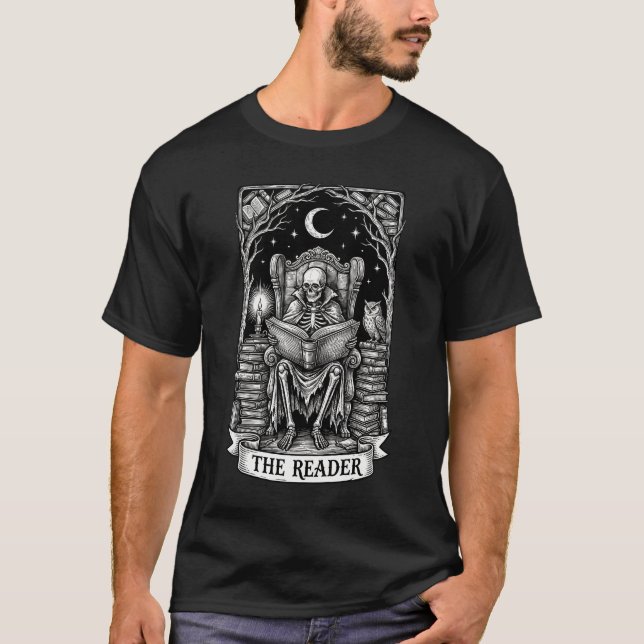 Camiseta A Carta de Tarô do Esqueleto Leitor Dark Academia  (Frente)