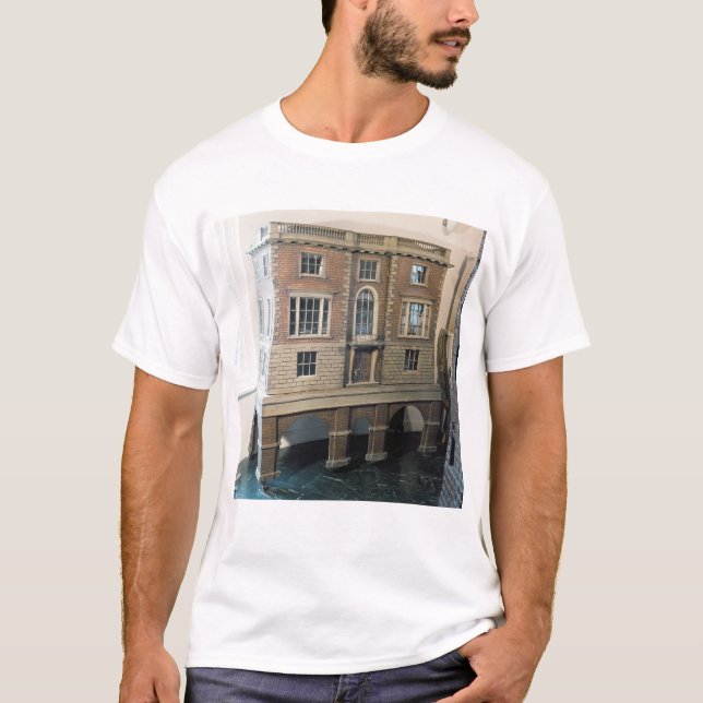 Camiseta A casa de boneca balustraded inglês com balcão (Frente)