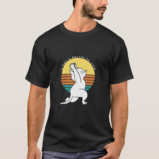 Camiseta A Cat's Secret To Life Retro Yoga Cat Present (Frente)