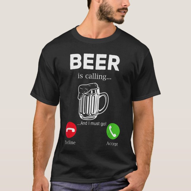 Camiseta A Cerveja Está Chamando Equipe Divertida de Amante (Frente)