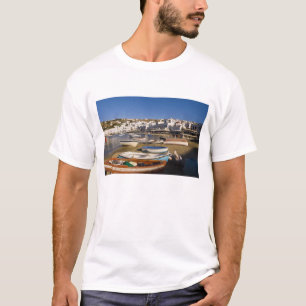 Camiseta A cidade portuária com barcos de pesca coloridos