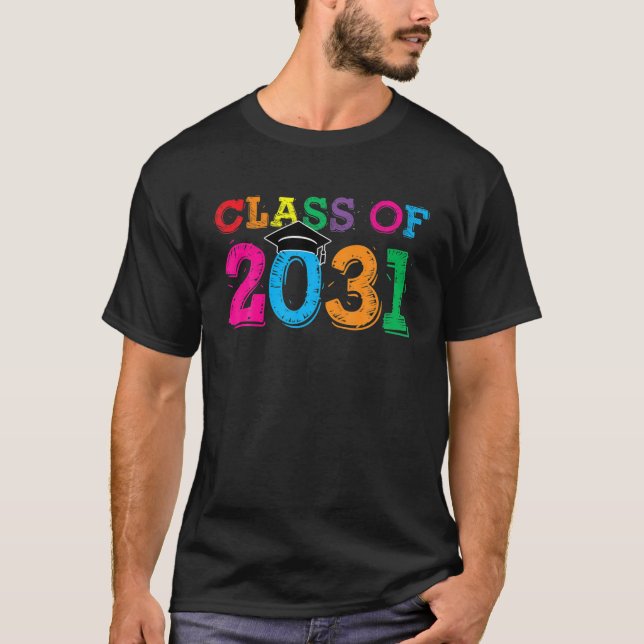 Camiseta A Classe De 2031 Cresce Com O Primeiro Dia Da Esco (Frente)