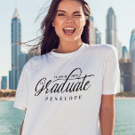 Camiseta A Classe de Script Moderno do Formando do Nome do<br><div class="desc">Classe de formando de nome moderno e na moda personalizado de t-shirt 2022. Presente perfeito para o formando para celebrar suas realizações e vestir orgulhosamente. Nota: a cor do texto pode ser alterada de acordo com sua preferência. Design por Moodthology.</div>