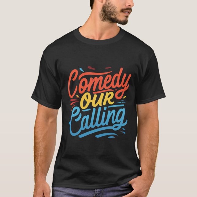 Camiseta A Comédia É Nossa Chamada De "Camiseta" - Espalhe  (Frente)