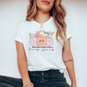 Camiseta A Cura Leva Tempo Continue Retro Saúde Mental
