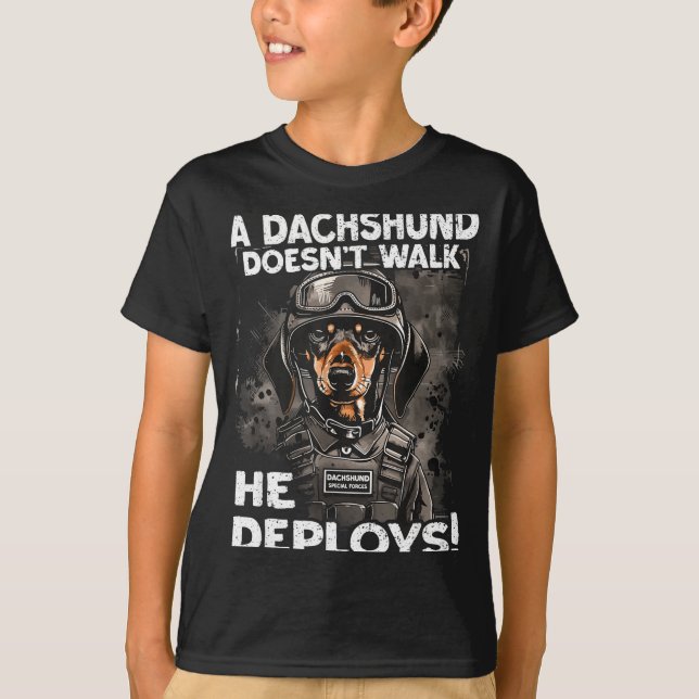 Camiseta A Dachshund Doesn’t Walk He Deploys _ Wiener Dog  (Frente)