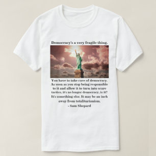 Camiseta A democracia é uma coisa muito frágil.