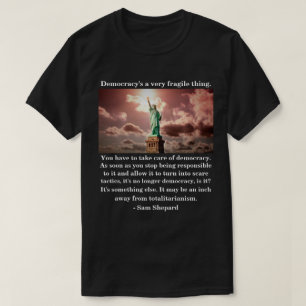Camiseta A democracia é uma coisa muito frágil.