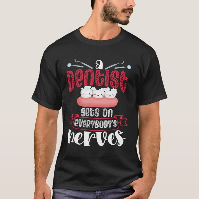 Camiseta A Dentist Gets On Everybody s Nerves Dental Dentis (Frente)