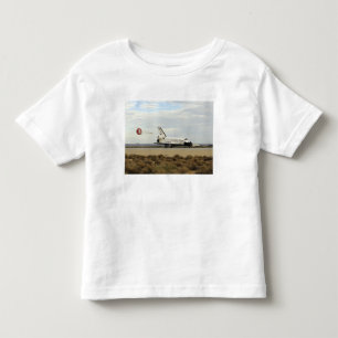 Camiseta A descoberta do vaivém espacial distribui sua