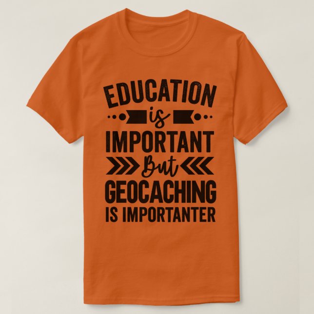 Camiseta A Educação É Importante, Mas O Geocaching É Import (Frente do Design)