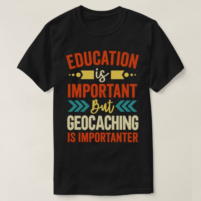 Camiseta A Educação É Importante, Mas O Geocaching É Import (Frente do Design)