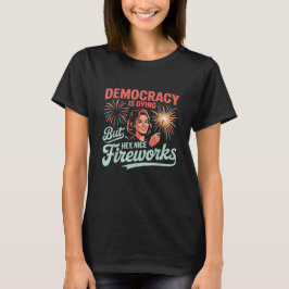 Camiseta A Engraçada Democracia Está Morrendo, Mas Ei, Belo
