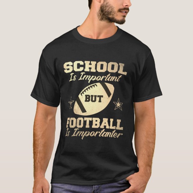 Camiseta A escola é importante, mas o futebol é importante (Frente)