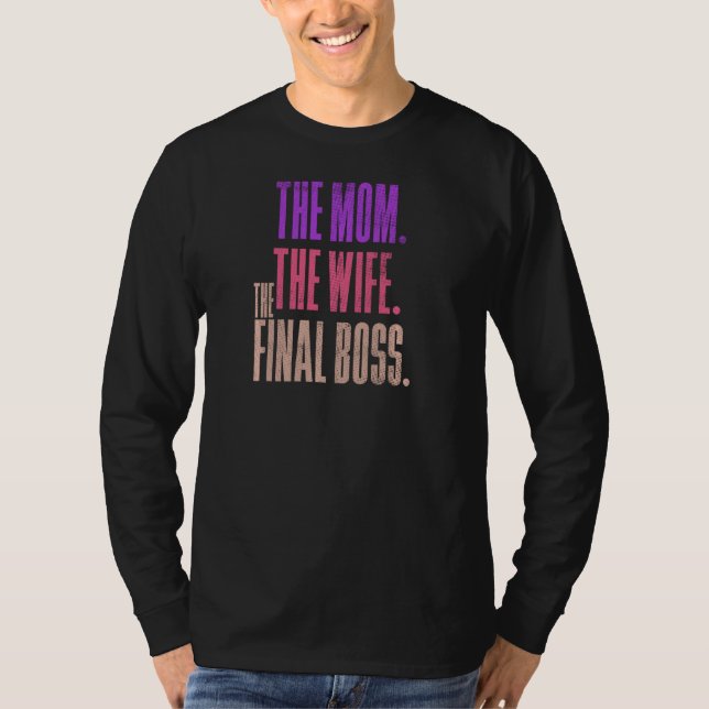 Camiseta A Esposa A Mãe O Chefe Final A Mãe (Frente)