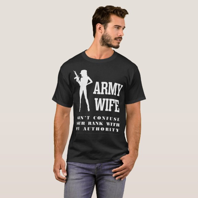 Camiseta A esposa do exército não confunde o grau com (Frente Completa)