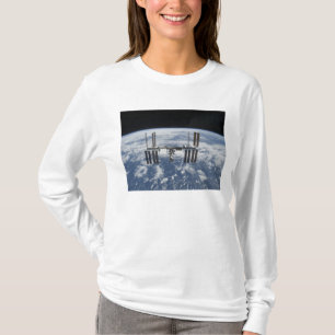 Camiseta A estação espacial internacional na órbita