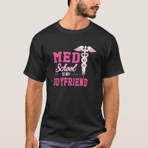 Camiseta A Faculdade De Medicina É A Minha Namorado, Futura