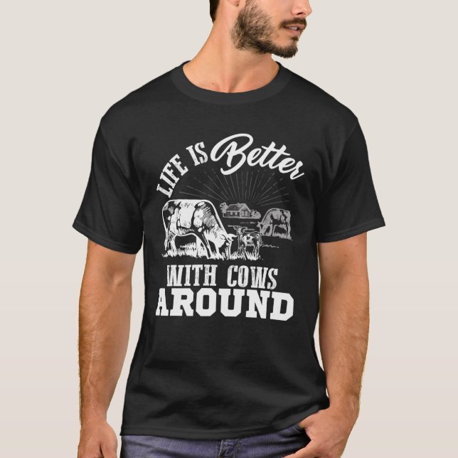 Camiseta A Fazenda Engraçada É Melhor Com Vacas Ao Redor De (Frente)